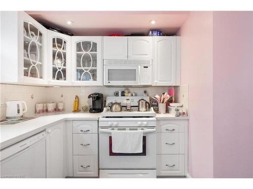 11 Cleveland Street, Thorold, ON - Indoor Photo Showing Kitchen