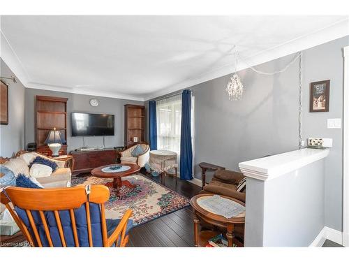 11 Cleveland Street, Thorold, ON - Indoor Photo Showing Living Room