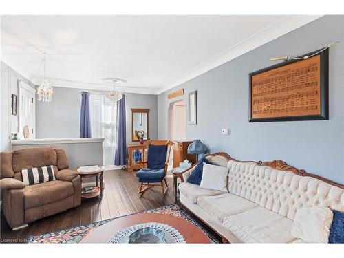 11 Cleveland Street, Thorold, ON - Indoor Photo Showing Living Room