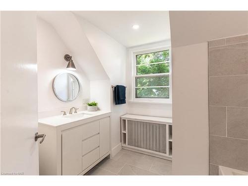 1008 Haist Street, Fonthill, ON - Indoor Photo Showing Bathroom