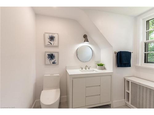 1008 Haist Street, Fonthill, ON - Indoor Photo Showing Bathroom