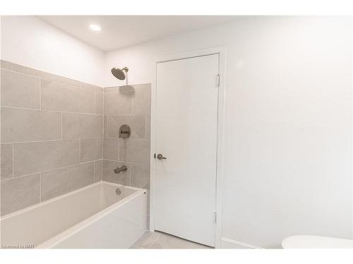 1008 Haist Street, Fonthill, ON - Indoor Photo Showing Bathroom