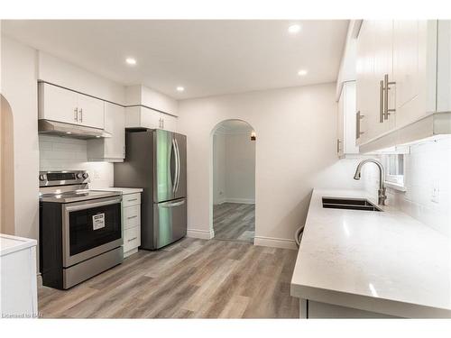 1008 Haist Street, Fonthill, ON - Indoor Photo Showing Kitchen With Stainless Steel Kitchen