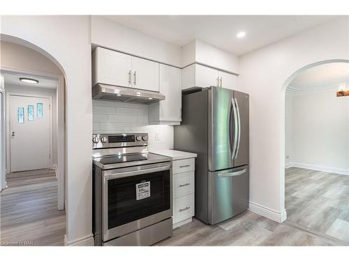 1008 Haist Street, Fonthill, ON - Indoor Photo Showing Kitchen