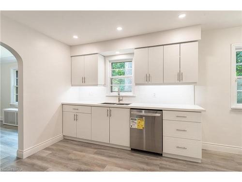 1008 Haist Street, Fonthill, ON - Indoor Photo Showing Kitchen