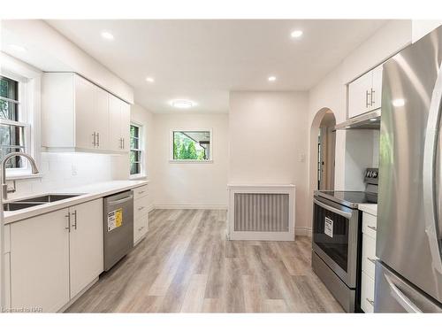 1008 Haist Street, Fonthill, ON - Indoor Photo Showing Kitchen With Stainless Steel Kitchen With Double Sink With Upgraded Kitchen