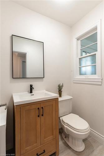 1008 Haist Street, Fonthill, ON - Indoor Photo Showing Bathroom