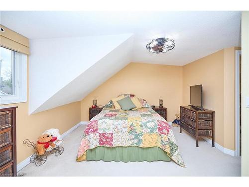 13 Graham Avenue Avenue, St. Catharines, ON - Indoor Photo Showing Bedroom