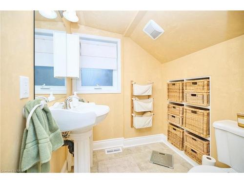 13 Graham Avenue Avenue, St. Catharines, ON - Indoor Photo Showing Bathroom