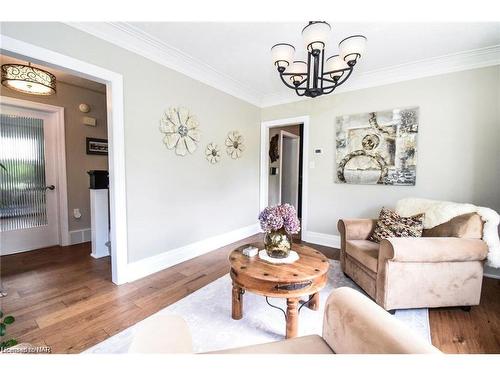 271 West Street, Smithville, ON - Indoor Photo Showing Living Room