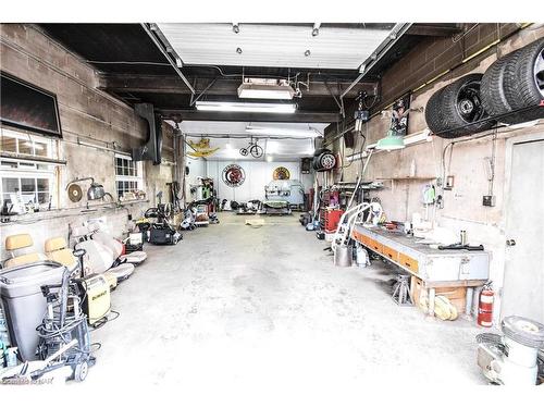 271 West Street, Smithville, ON - Indoor Photo Showing Garage