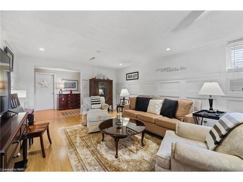 13 Rusholme Crescent, St. Catharines, ON - Indoor Photo Showing Living Room