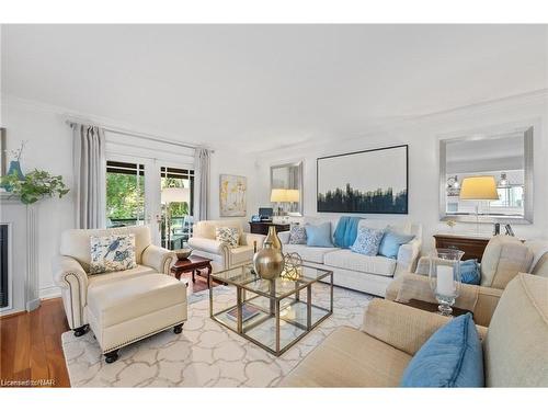 13 Rusholme Crescent, St. Catharines, ON - Indoor Photo Showing Living Room