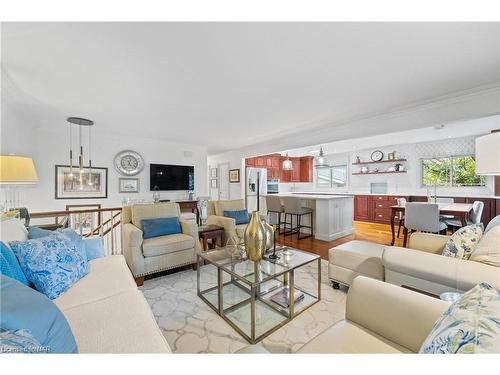 13 Rusholme Crescent, St. Catharines, ON - Indoor Photo Showing Living Room