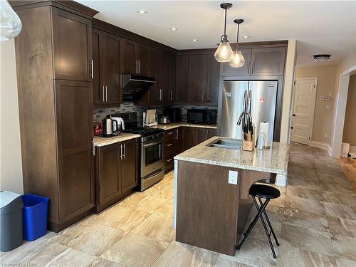 6505 Armelina Crescent, Niagara Falls, ON - Indoor Photo Showing Kitchen With Double Sink With Upgraded Kitchen