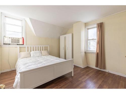 51 Haynes Avenue, St. Catharines, ON - Indoor Photo Showing Bedroom