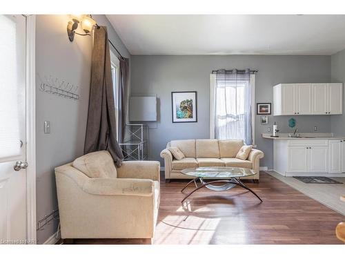 51 Haynes Avenue, St. Catharines, ON - Indoor Photo Showing Living Room