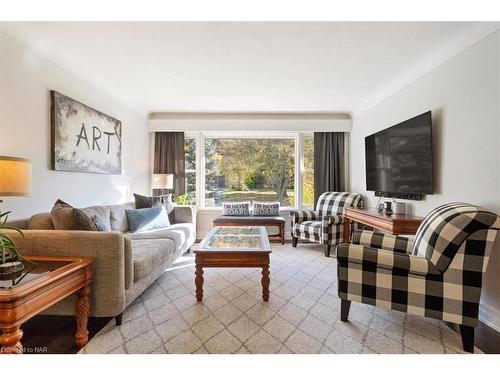 3 Glenbarr Road, St. Catharines, ON - Indoor Photo Showing Living Room