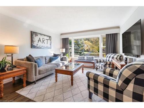 3 Glenbarr Road, St. Catharines, ON - Indoor Photo Showing Living Room