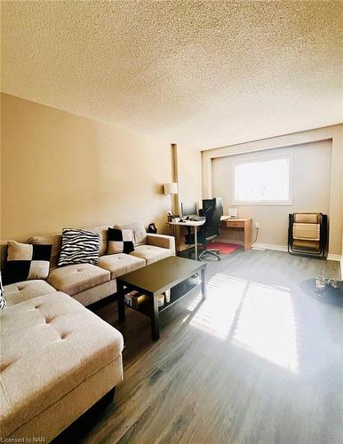 37-6118 Kelsey Crescent, Niagara Falls, ON - Indoor Photo Showing Living Room