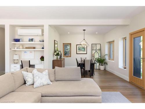 69 Niagara Street, Niagara-On-The-Lake, ON - Indoor Photo Showing Living Room