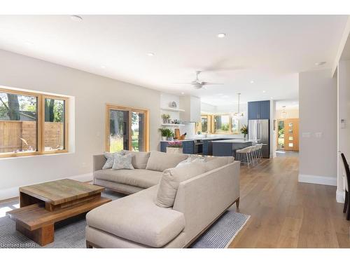 69 Niagara Street, Niagara-On-The-Lake, ON - Indoor Photo Showing Living Room