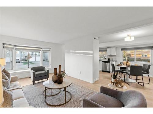 192 Dorchester Boulevard, St. Catharines, ON - Indoor Photo Showing Living Room