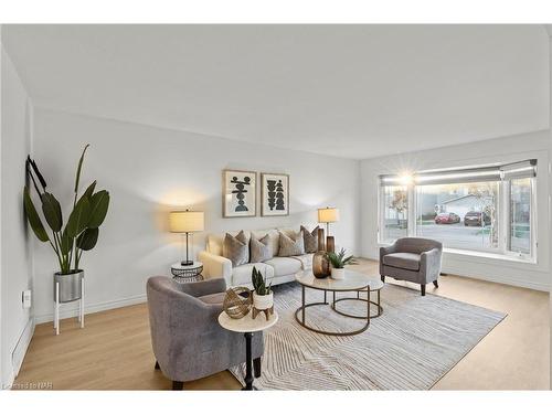 192 Dorchester Boulevard, St. Catharines, ON - Indoor Photo Showing Living Room