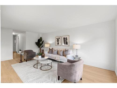 192 Dorchester Boulevard, St. Catharines, ON - Indoor Photo Showing Living Room