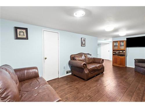 192 Dorchester Boulevard, St. Catharines, ON - Indoor Photo Showing Living Room