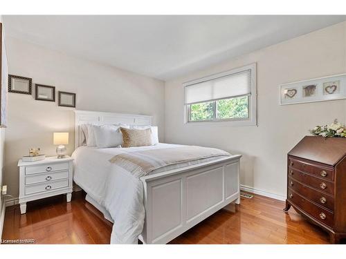 55 Sherwood Forest Trail, Welland, ON - Indoor Photo Showing Bedroom