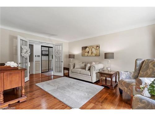 55 Sherwood Forest Trail, Welland, ON - Indoor Photo Showing Living Room