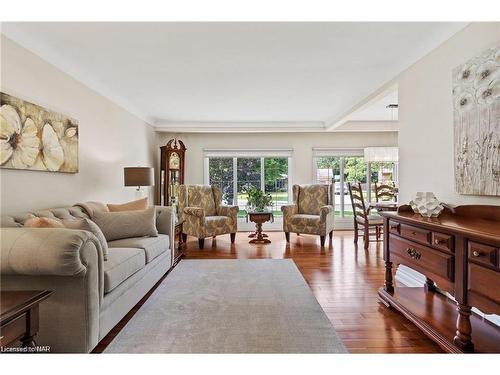 55 Sherwood Forest Trail, Welland, ON - Indoor Photo Showing Living Room