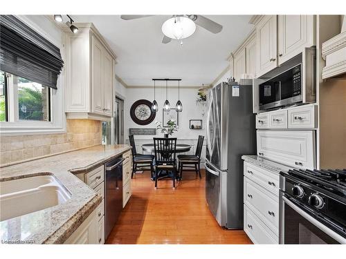 55 Sherwood Forest Trail, Welland, ON - Indoor Photo Showing Kitchen With Double Sink