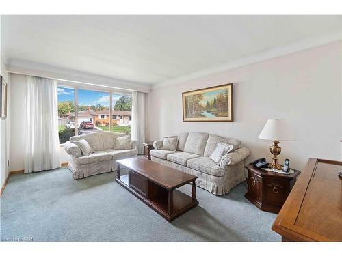 6702 Margaret Street, Niagara Falls, ON - Indoor Photo Showing Living Room