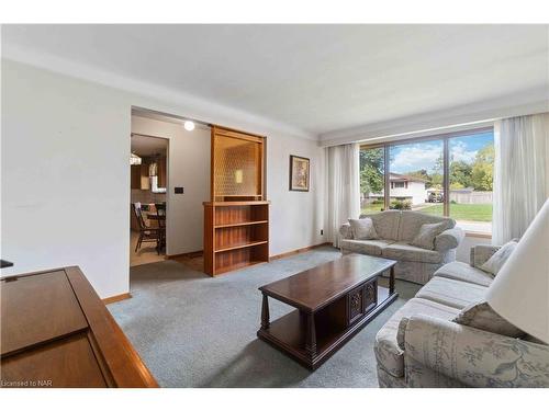 6702 Margaret Street, Niagara Falls, ON - Indoor Photo Showing Living Room