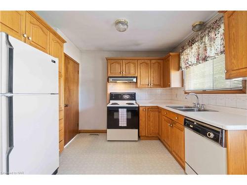 6702 Margaret Street, Niagara Falls, ON - Indoor Photo Showing Kitchen With Double Sink