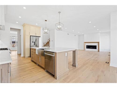 4217 Manson Lane, Lincoln, ON - Indoor Photo Showing Kitchen With Upgraded Kitchen