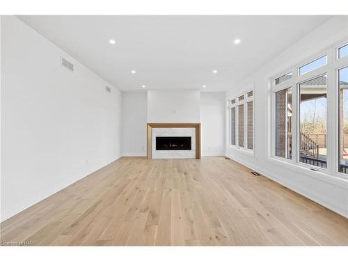 4217 Manson Lane, Lincoln, ON - Indoor Photo Showing Living Room With Fireplace