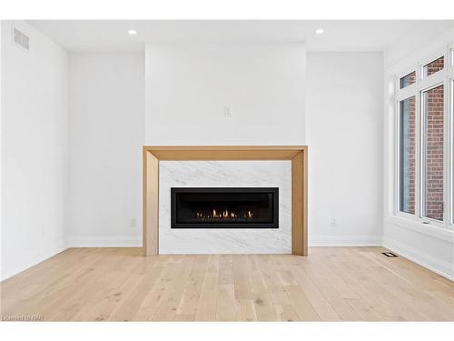 4217 Manson Lane, Lincoln, ON - Indoor Photo Showing Living Room With Fireplace