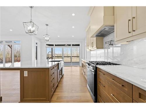 4217 Manson Lane, Lincoln, ON - Indoor Photo Showing Kitchen With Upgraded Kitchen