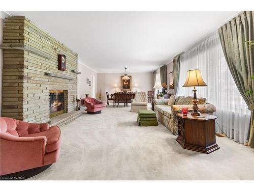 6235 Brookfield Avenue, Niagara Falls, ON - Indoor Photo Showing Living Room With Fireplace