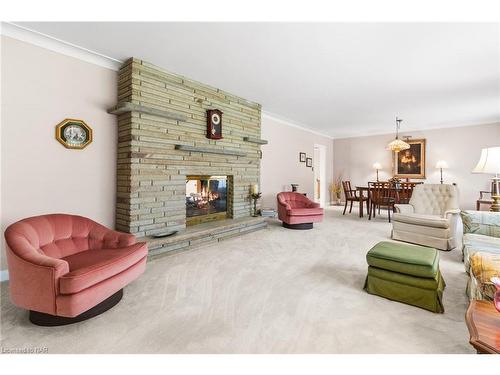 6235 Brookfield Avenue, Niagara Falls, ON - Indoor Photo Showing Living Room With Fireplace