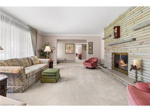 6235 Brookfield Avenue, Niagara Falls, ON - Indoor Photo Showing Living Room With Fireplace