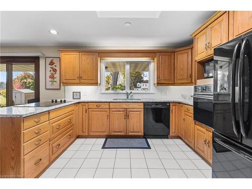 6235 Brookfield Avenue, Niagara Falls, ON - Indoor Photo Showing Kitchen