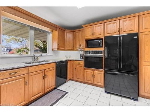 6235 Brookfield Avenue, Niagara Falls, ON - Indoor Photo Showing Kitchen With Double Sink