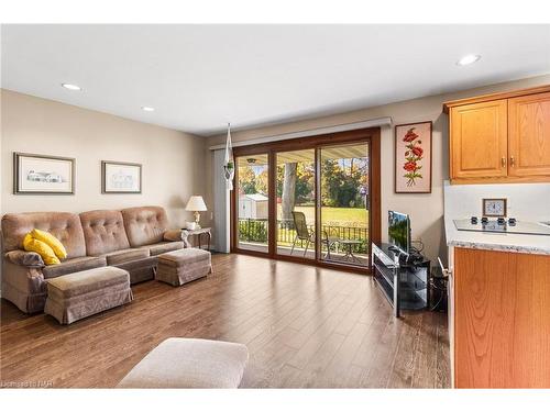 6235 Brookfield Avenue, Niagara Falls, ON - Indoor Photo Showing Living Room