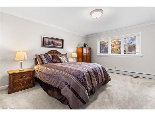 6235 Brookfield Avenue, Niagara Falls, ON - Indoor Photo Showing Bedroom