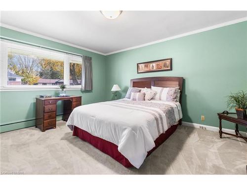 6235 Brookfield Avenue, Niagara Falls, ON - Indoor Photo Showing Bedroom