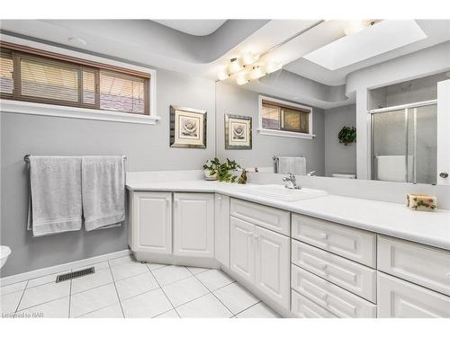 6235 Brookfield Avenue, Niagara Falls, ON - Indoor Photo Showing Bathroom